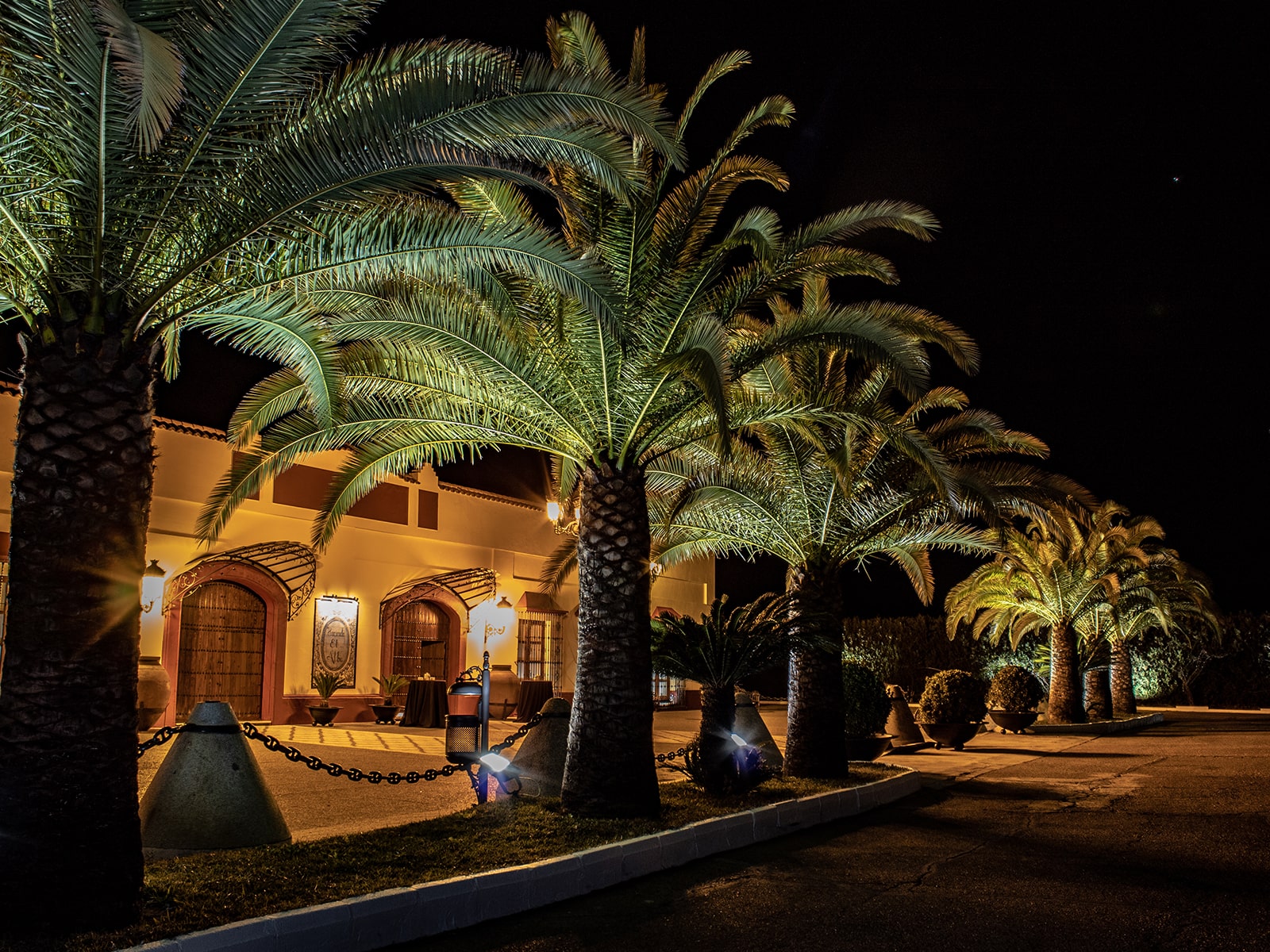 Vista nocturna del exterior de Hacienda El Alba en Sevilla